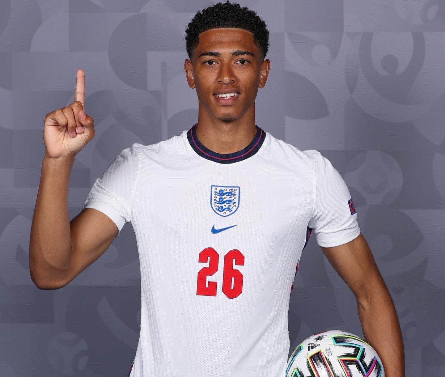 26个代言！孙颖莎再添新商务，人气成就双高，国乒招牌巨星（26项代言在手！孙颖莎再签新合作，战绩与人气齐攀高峰，国乒门面巨星）