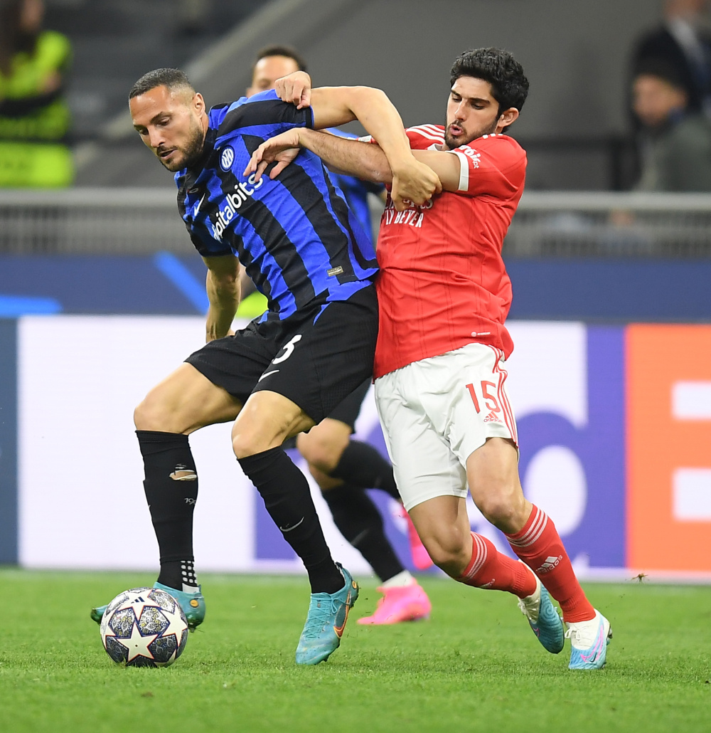 记者：佛罗伦萨球员不满基恩500万高薪，后者态度也存在问题（记者称佛罗伦萨队内对基恩500万年薪不满，其态度亦遭质疑）