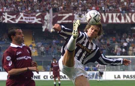 全网首发，足球纪录电影《决战梭鱼湾》明日12：00登陆爱奇艺（足球纪录电影《决战梭鱼湾》将于明日12：00独家登陆爱奇艺）