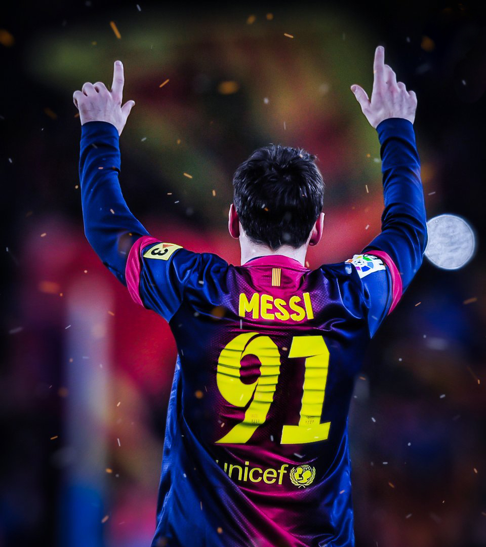 镜头语言，阿诺德上场镜头给到一位利物浦球迷亲吻队徽（阿诺德登场瞬间，镜头捕捉利物浦球迷亲吻队徽）