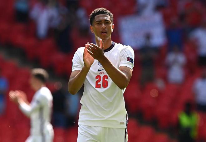 “小雪”节气将至，长春亚泰基地为天然草加盖第二层“棉被”（小雪将至，长春亚泰基地为天然草坪再盖一层“棉被”）