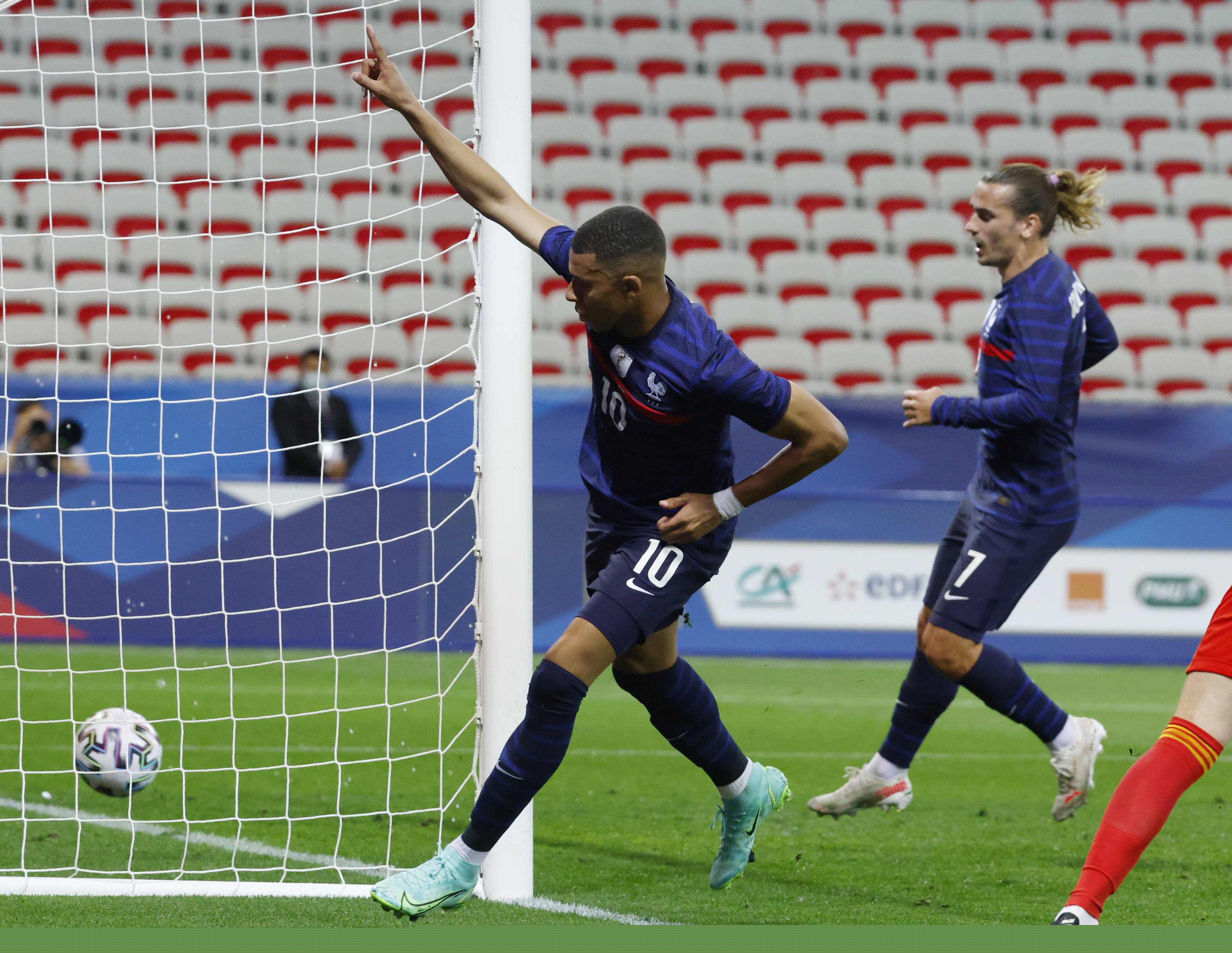 德利赫特：没想到上个月没被荷兰征召；我现在感觉状态非常好（德利赫特：对上月无缘荷兰队感到意外，目前自评状态极佳）