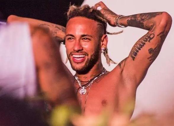 左右脚开弓 欧冠双响+MVP！前曼联天才乱杀：20场13球4助（欧冠梅开二度当选MVP！前曼联天才左右开弓，20战13球4助）