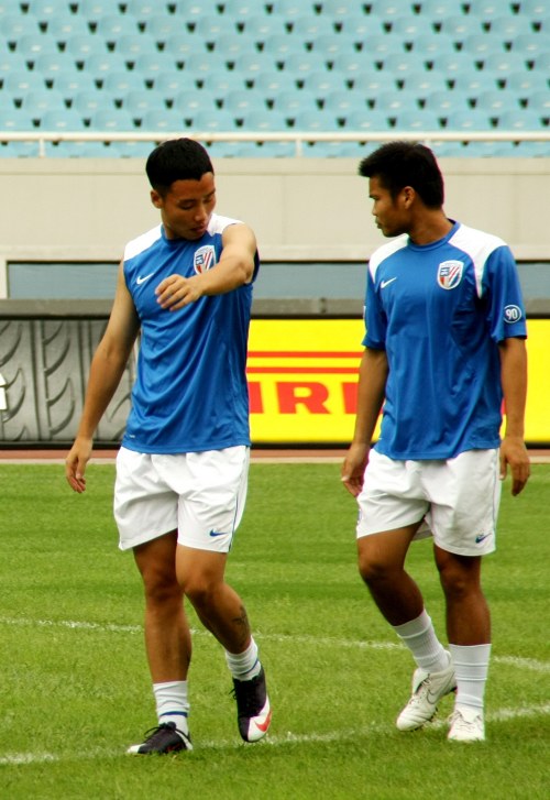 半场战报：皇马0-0塞尔塔，米利唐伤退，居莱尔射门偏出（半场速递：皇马与塞尔塔互交白卷，米利唐因伤离场，居莱尔射偏）