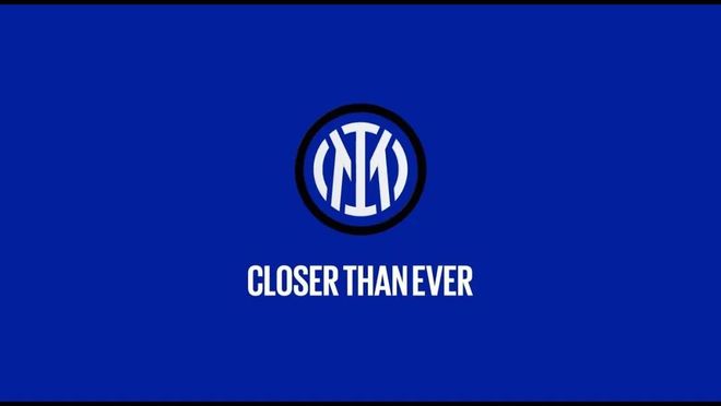 尤文全队和球迷一起出现在登机口，斯帕莱蒂和球迷们友好互动（尤文全队与球迷齐聚登机口，斯帕莱蒂亲切互动）