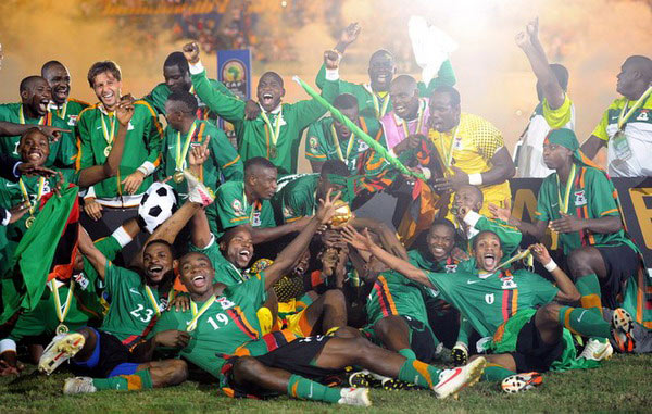 不是点球！英超官方：查洛巴撞倒戈登属护球动作，因此未判点（英超官方：查洛巴与戈登的接触系护球动作，未判点球）