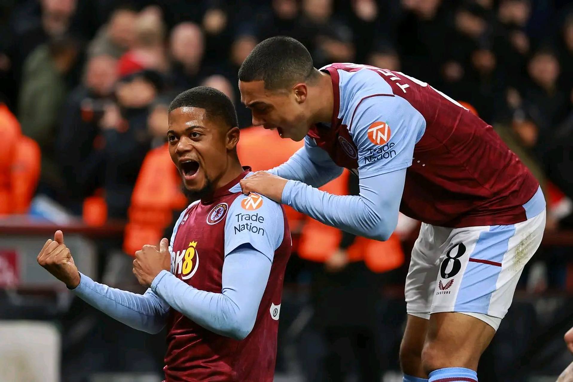 女生在校内打篮球技法惊人，男同学现场沸腾被实力圈粉（女生校园球场技惊四座，男同学当场沸腾纷纷路转粉）