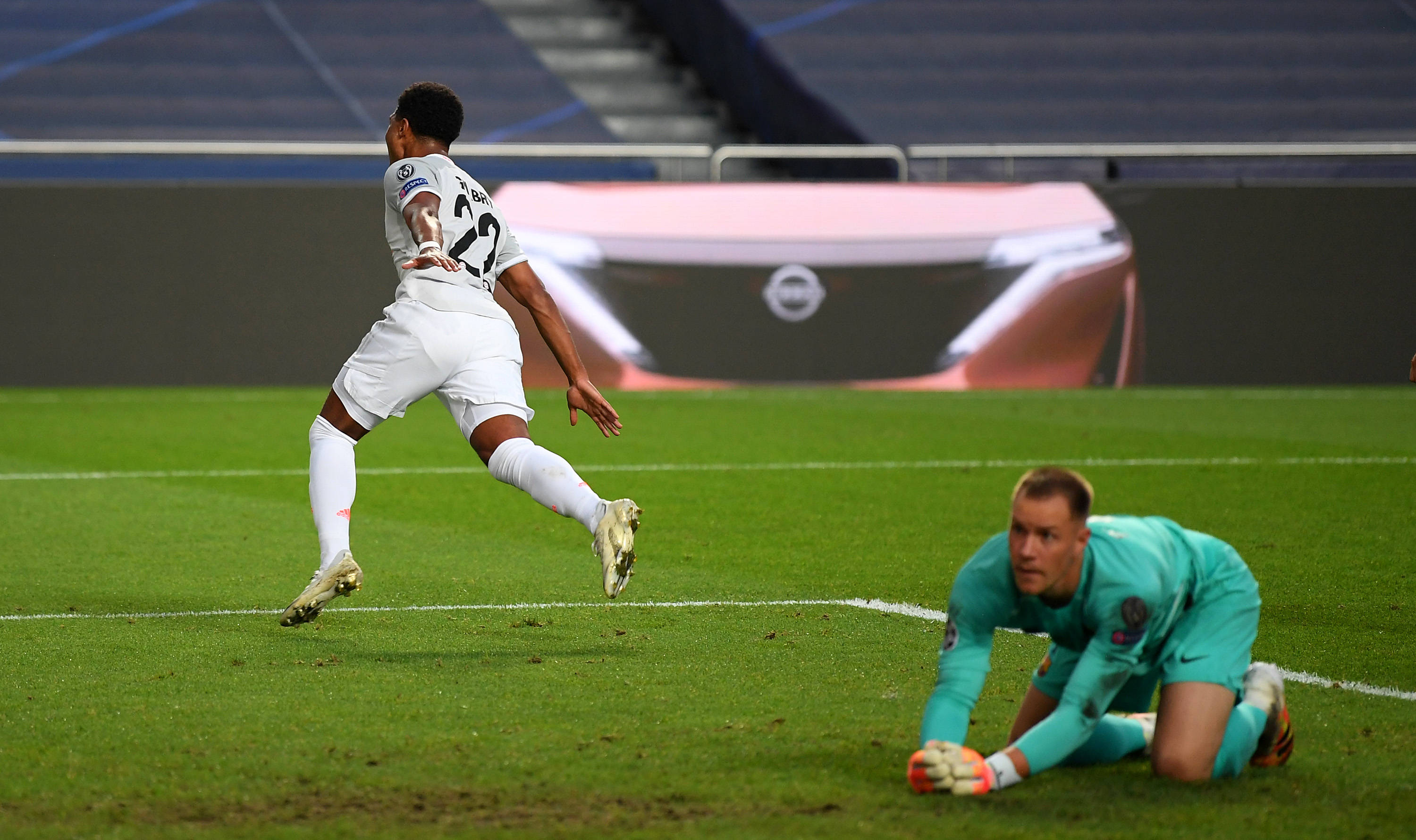 早报：皇马主场翻车，那不勒斯登意甲榜首（晨报：皇马主场爆冷，那不勒斯登顶意甲）