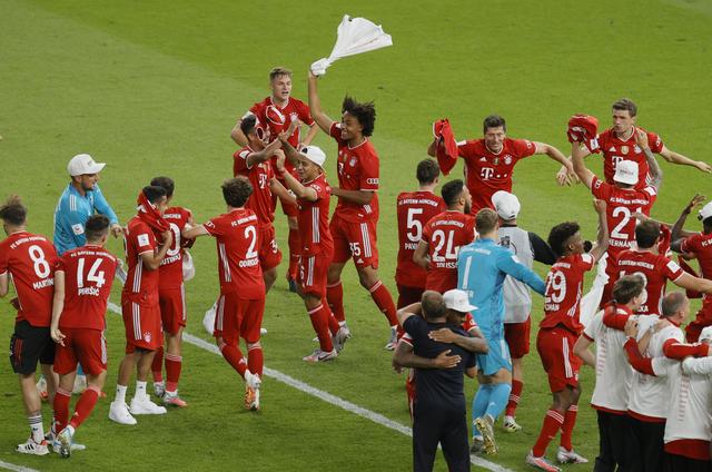 广州小学生观战轮椅篮球赛为运动员加油（广州小学生现场观赛为轮椅篮球运动员加油）