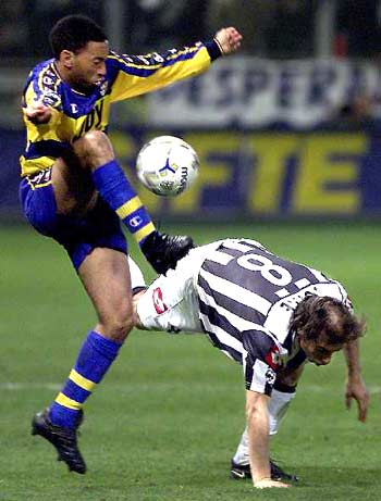 阿隆索驾车离开伯纳乌获皇马球迷力挺：耐心点，我们信任你！（伯纳乌外，皇马球迷为阿隆索打气：耐心点，我们相信你！）